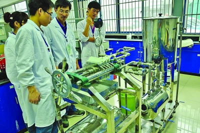 大学生在模拟工厂里做实验