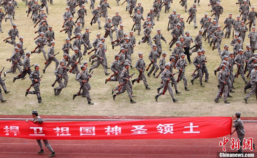 9月14日，大一新生在进行军训汇报表演时打出“捍卫祖国神圣领土”的横幅。