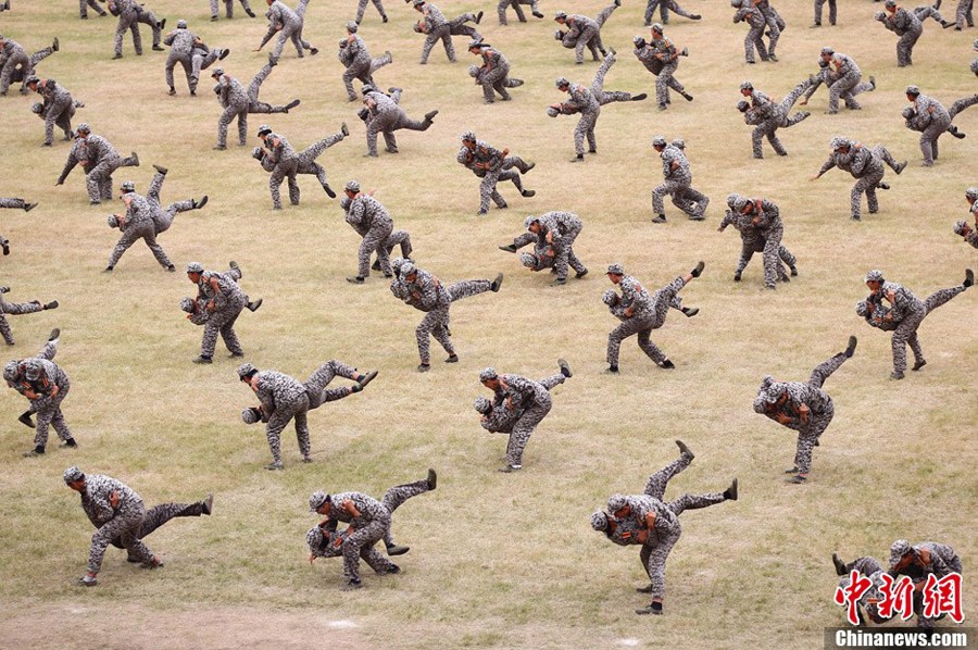 9月14日，大一新生在进行汇报表演。