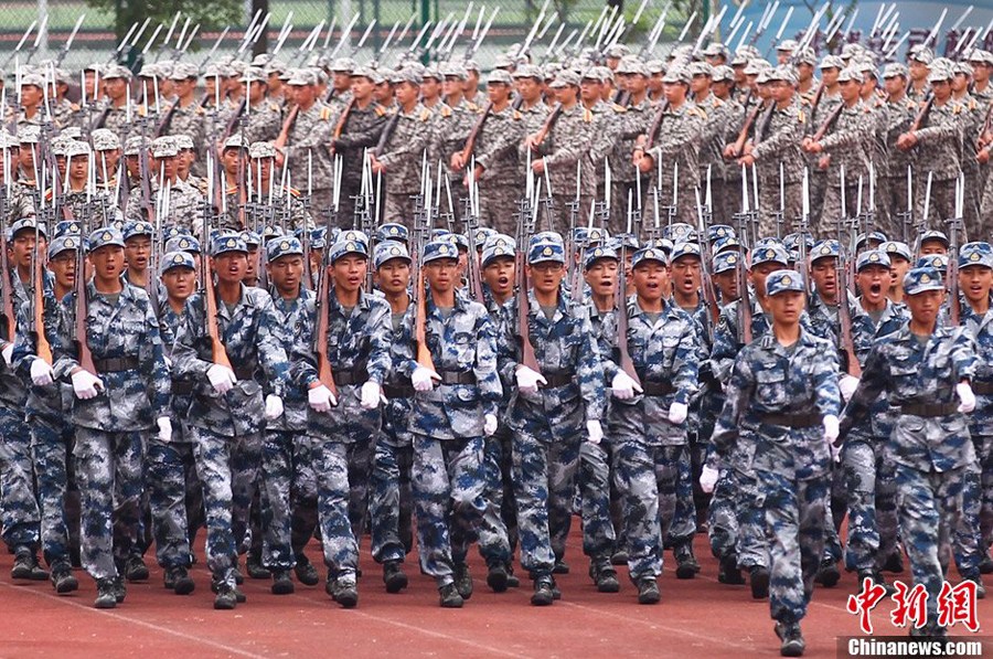 9月14日，大一新生在进行分列式汇报表演。