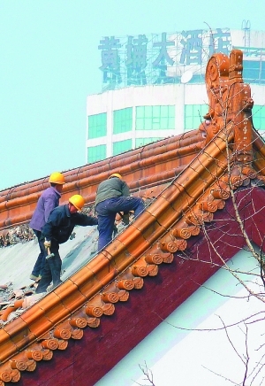 2011年3月4日，南京明故宫遗址公园南大殿揭顶进行屋面维修。CFP 资料