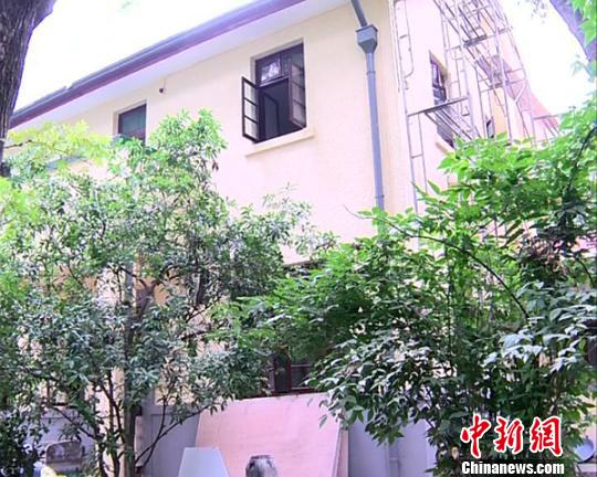 修缮中的故居外观