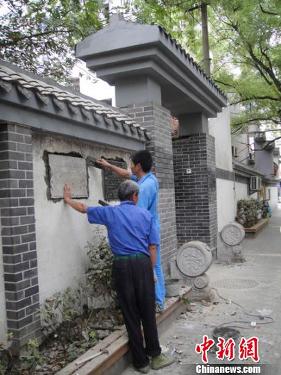 修缮中的故居大门