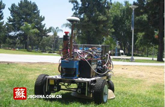 割草机正在作业。