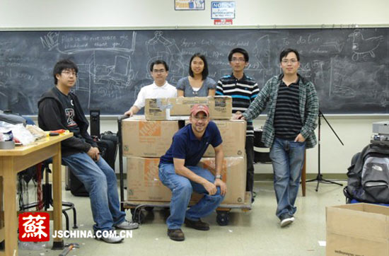 研发团队（右二为东南大学成贤学院大四生吴拓）。