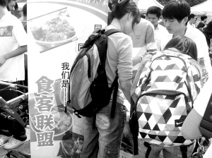“吃货社团”在招会员。 记者 王晶卉 摄