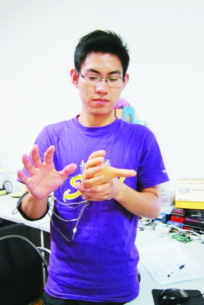 东大技术人员演示第三代“肌电假手”。 毛庆摄