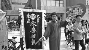 这身打扮，自然为的是吸引众多学子报名。江南时报记者 秦怀珠 摄