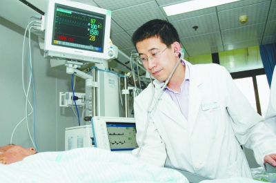 邱海波教授正在给重症病人检查。