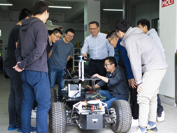 【寻访身边的榜样】他把“小”车开上“大”舞台———访东南大学首席教授殷国栋