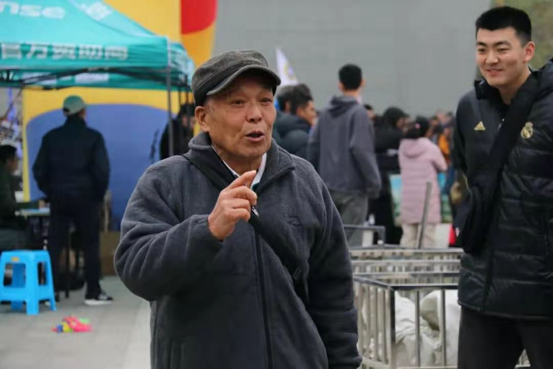 【寻访身边的榜样】鹤发银丝映日月 丹心热血沃新花——记交通学院班主任老师许映泉