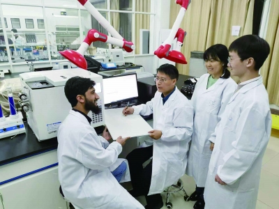 实验室内，柴人杰（右一）在指导团队。 南京日报/紫金山新闻记者 曹子烨 摄