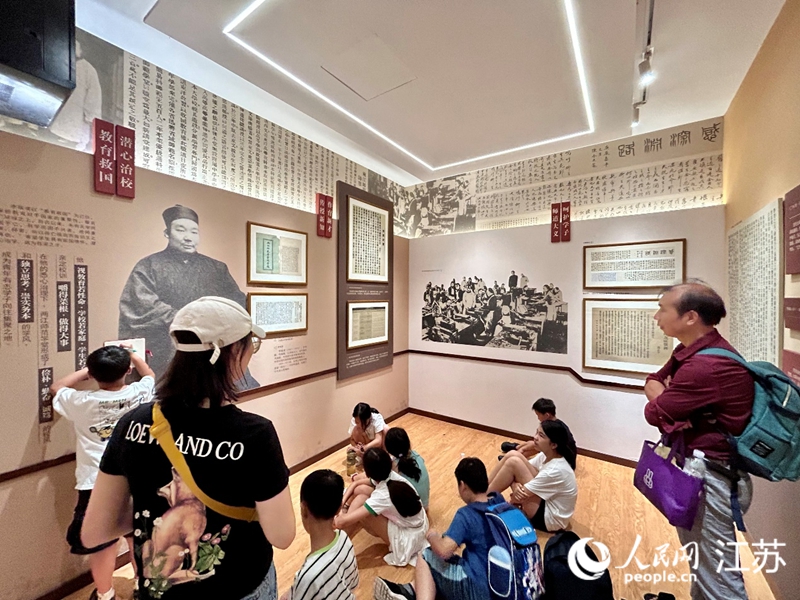 一个研学团队在梅庵参观。人民网 王丹丹摄。