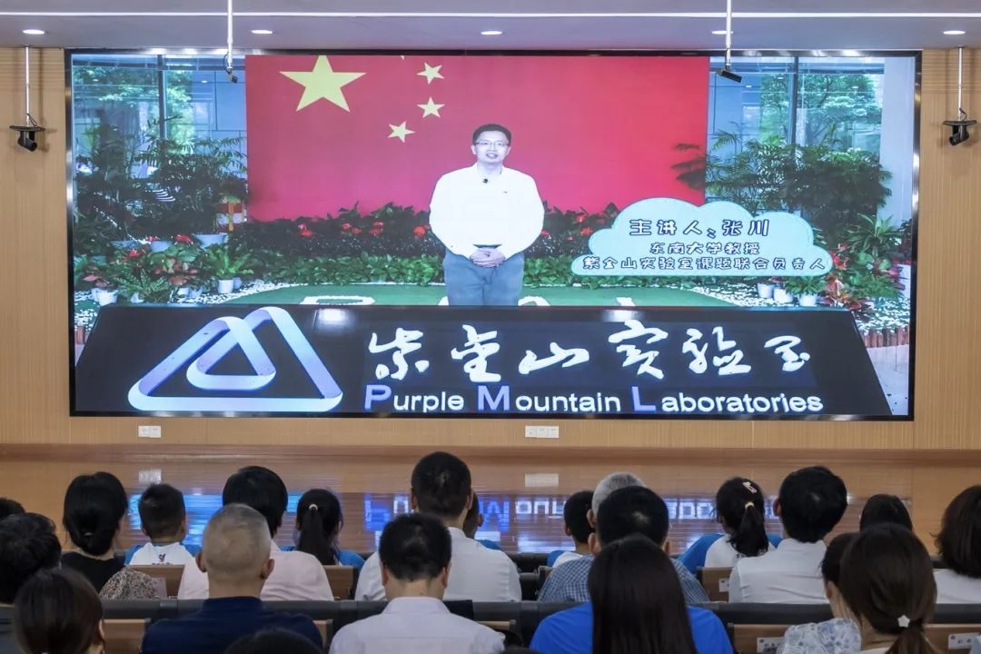 2024年南京市暨秦淮区“爱心暑托班”开班第一课集中活动现场，东南大学教授、紫金山实验室课题联合负责人张川为“爱心暑托班”的孩子们讲授开班第一课。