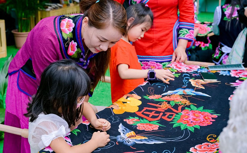 彝绣研学。南华县委宣传部供图