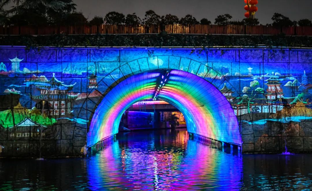 游客坐在秦淮河西五华里游船上，沉浸式感受秦淮风情。南京日报/紫金山新闻记者 董家训 摄