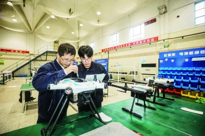 中航金城无人系统有限公司工作人员正在组装新研发的无人机。这款无人机具有高智能性、抗风等级高、续航长等特点，可用于执行应急通信、野外作业、救灾抢险、环境监测等多种空中任务。 南京日报/紫金山新闻记者 冯芃 董家训 孙中元 摄