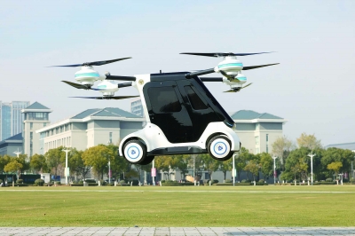 近日，东南大学发布首款陆空两用飞行汽车“东大·鲲鹏1号”。据悉，这是我国第一辆以汽车为主、分布式驱动、空天一体化的飞行汽车，既能在天上飞，也能在地上跑。地面时速最高达60公里，空中时速设计为40公里，最大飞行高度300米，首款最大载重500千克。 通讯员 唐瑭 南京日报/紫金山新闻记者 徐琦 摄