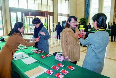 ▶1月11日，出席市十七届人大三次会议的代表们来到华山饭店报到点报到。 南京日报/紫金山新闻记者 冯芃 段仁虎 孙中元 摄