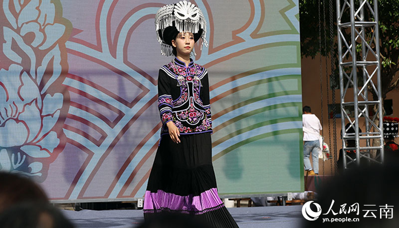 南华县举办彝族服饰时装秀。人民网记者 程浩摄