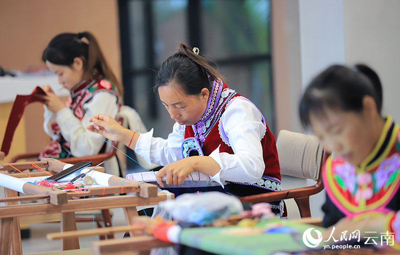 绣娘们在刺绣。人民网记者-李发兴摄