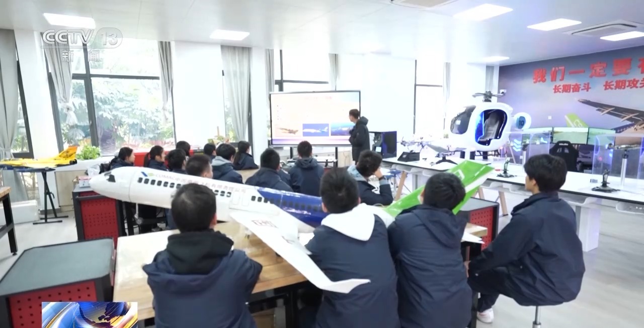 和机器狗赛跑、在科考船上课 这些中小学科学课太酷啦！