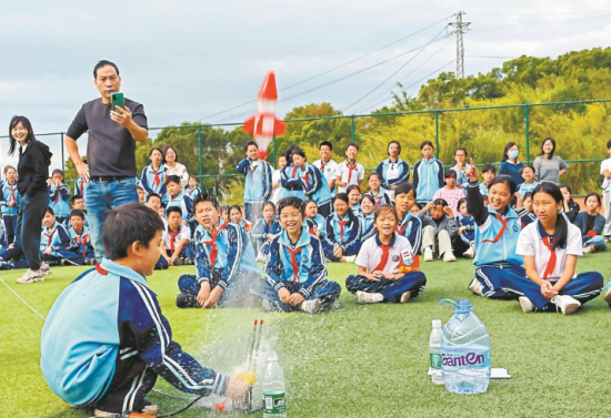 连江县下屿中学学生体验“火箭”发射。（受访学校供图）