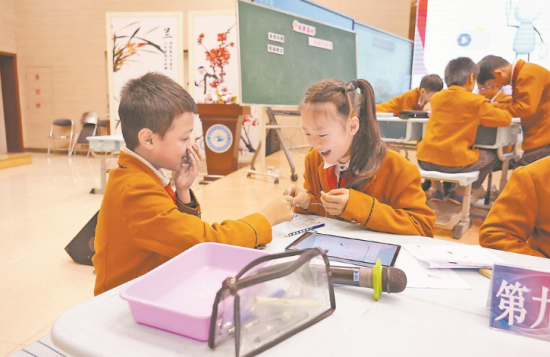 福州市宁化小学学生上科学课。罗菊熙 摄