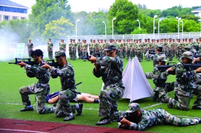 南京审计大学军事技能考核现场。通讯员 施凤仪 摄