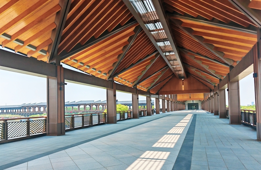 北桥：连接上海馆和江苏馆。